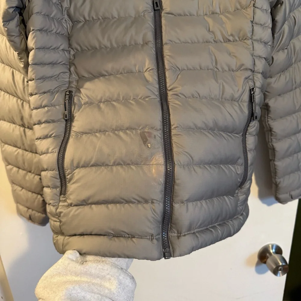 FLAWED Patagonia gray down puffer jacket size small - damage near zipper - Picture 2 of 7